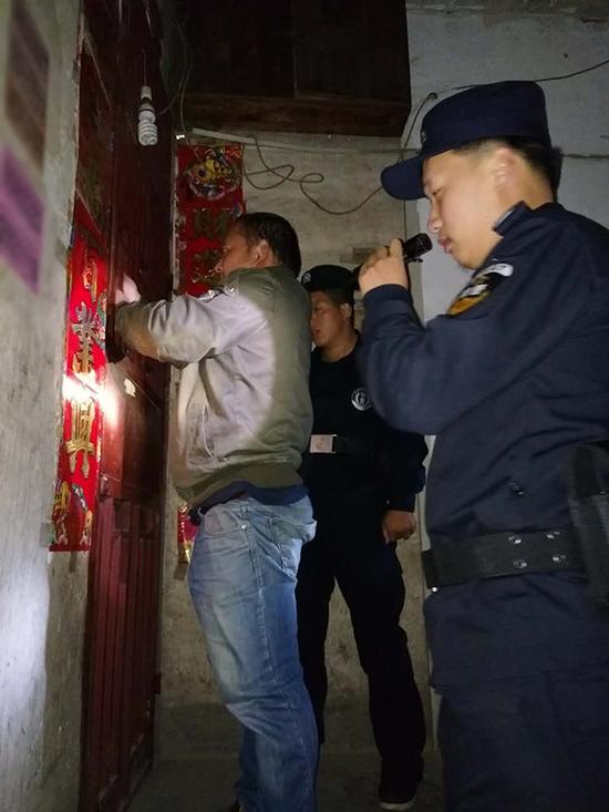 汕尾粗心妈妈误将幼女锁家中 民警全城寻开锁师傅开门